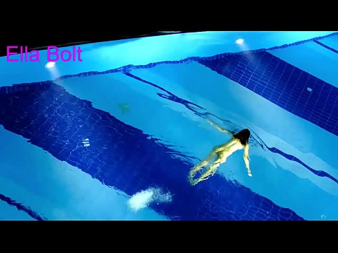 ❤️ Non podo deixar de mirar, unha moza loira que é sorprendida nadando espida na piscina do resort ELLA BOLT ️  Sexo a nós gl.yh9n.top ☑