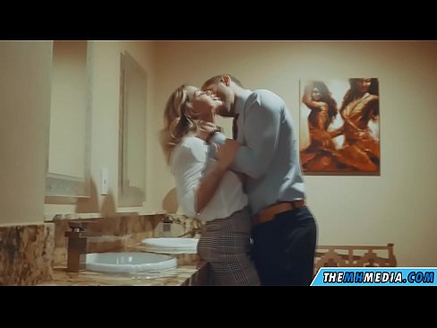 ❤️ Cando unha loura tetona seduce nun baño público ️  Sexo a nós gl.yh9n.top ☑